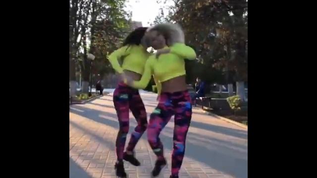 Девушки танцуют в центре города Шахты площадь Ленина блондинка и брюнетка смотреть онлайн