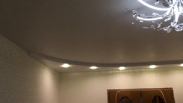 Ниша для штор и 2-уровневый натяжной потолок позволили визуально расширить зал 3,1х5,6м смотреть онлайн