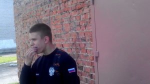 Парень жует носки