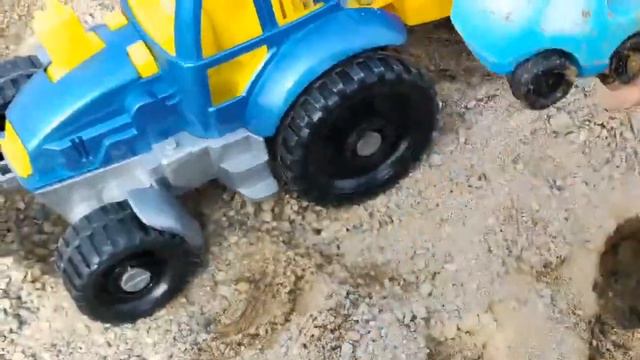 Экскаватор нашел много игрушек в песке | Excavator found a lot of toys in the sand смотреть онлайн
