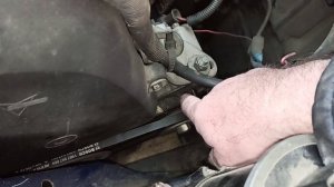 Регулируем натяжение ремня генератора Славута/Таврия.