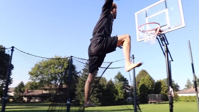 INSANE Trampoline Basketball Dunk Game! смотреть онлайн