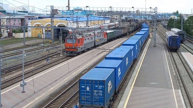 2эс6-367 и 2эс6-450 с грузовыми поездами следуют по станции Омск-Пассажирский. смотреть онлайн