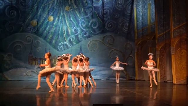 Снежинки из балета П. И. Чайковский «Щелкунчик» Балетная школа Вежновец смотреть онлайн