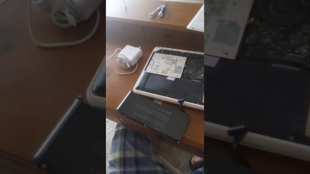 How to replace battery on MacBook A1342 2009-2010 смотреть онлайн