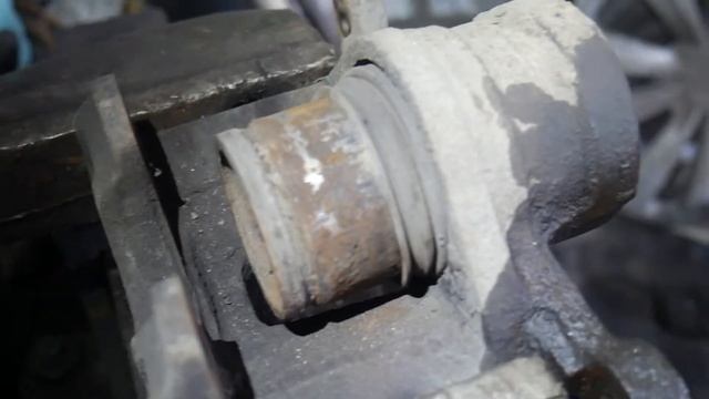 Lanos 1.6 Греется переднее колесо. Заклинил суппорт.Замена рем комплекта суппорта с поршеньком