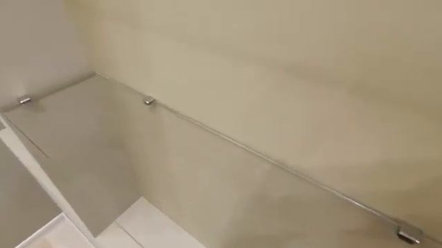 Полки из стекла. Стекло "Овсетлённое" 6мм, закалённое на держателях хром. смотреть онлайн