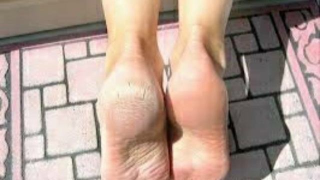 От ТРЕЩИН НА ПЯТКАХ и следа не останется . Рецепты Двух масок для ног! смотреть онлайн