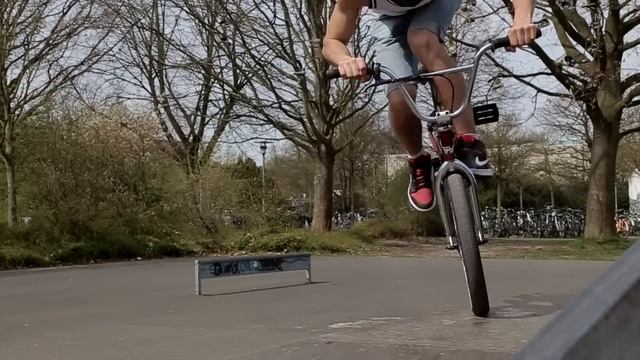 How to footjam BMX (Как сделать футджем в радиусе) | Школа BMX Online #20 смотреть онлайн