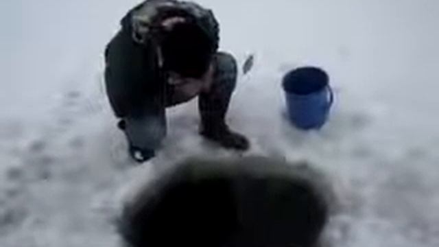 Прикол на рыбалке. Рыбалка без удочки ТАКОЕ ВОЗМОЖНО! видео прикол мега приколы ржака жесть смотреть онлайн