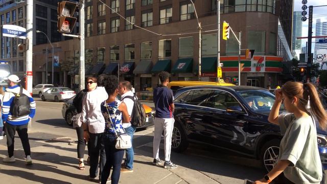 Toronto Rush Hour Walk - Observing The Action At Yonge & College & The Elm St Restaurant Row - 4K смотреть онлайн