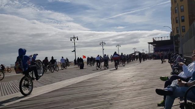 Нью-Йорк, Бруклин. Толпа черных подростков проехалась по Брайтон бич. смотреть онлайн