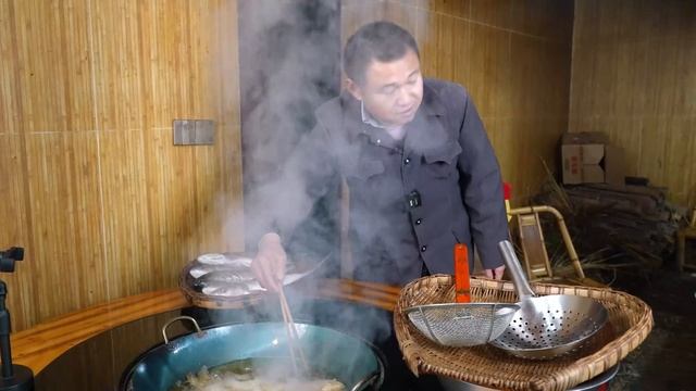 【农村四哥】鱼塘损失10多条鱼，四哥直接安排地锅鱼，一家人围炉吃 смотреть онлайн