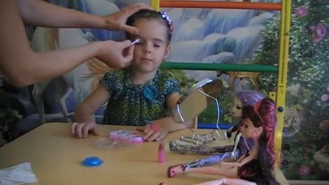 Распаковка Детская косметика Монстр Хай Делаем Макияж себе и куклам. смотреть онлайн