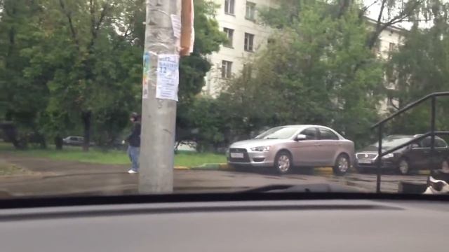 Чувак стреляет по прохожим из зонта смотреть онлайн