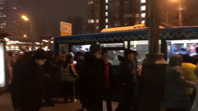 Москвичи штурмуют КМ-автобусы у метро «Новые Черемушки» вечером 25 января из-за закрытия станций смотреть онлайн