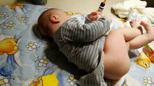 4 месяца развитие. Если болит животик у грудничка. Какие носим памперсы.