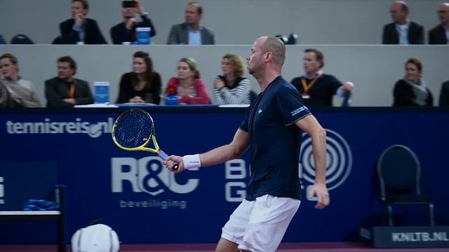 De service van Martin en Juan Carlos in slomotion | AFAS Tennis Classics 2016 смотреть онлайн