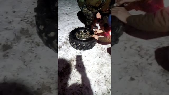 ШИНОМОНТАЖ В ПОЛЕВЫХ УСЛОВИЯХ БЕЗ НАСОСА НА КВАДРОЦИКЛЕ смотреть онлайн