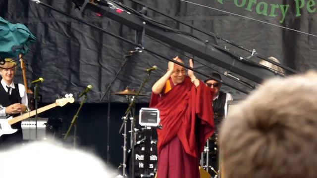 The Dalai Lama and Patti Smith at Glastonbury Festival 2015, Pyramid Stage смотреть онлайн