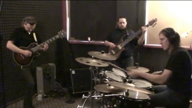 Caputa,Makowski,Pogoda TOTO - Jake To The Bone смотреть онлайн