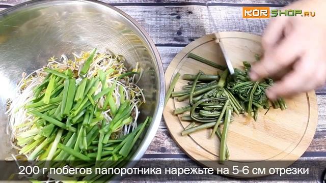 Корейская кухня: Острый суп из говядины с папоротником (Юккедян) смотреть онлайн