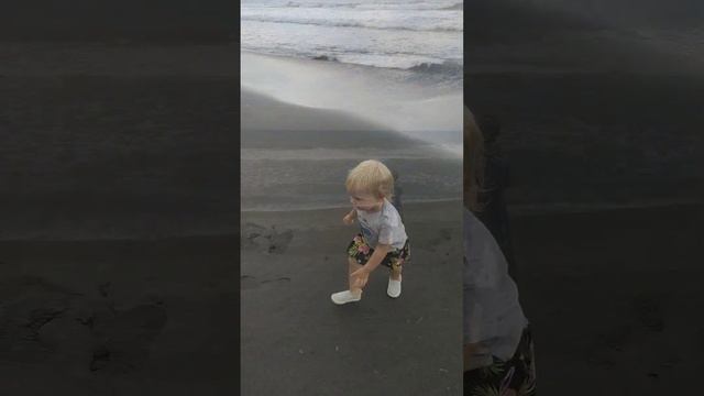 Keramas beach | Чёрный вулканический песок с солью - особенность этого места смотреть онлайн