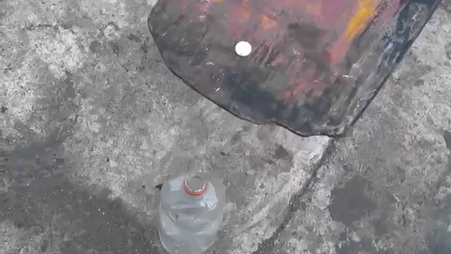 Парнишка мастерски управляет погрузчиком