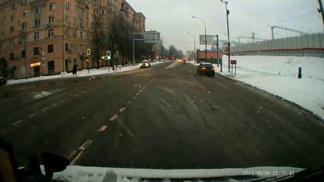 в Москве на окружном пр. калина проехала на красный свет смотреть онлайн