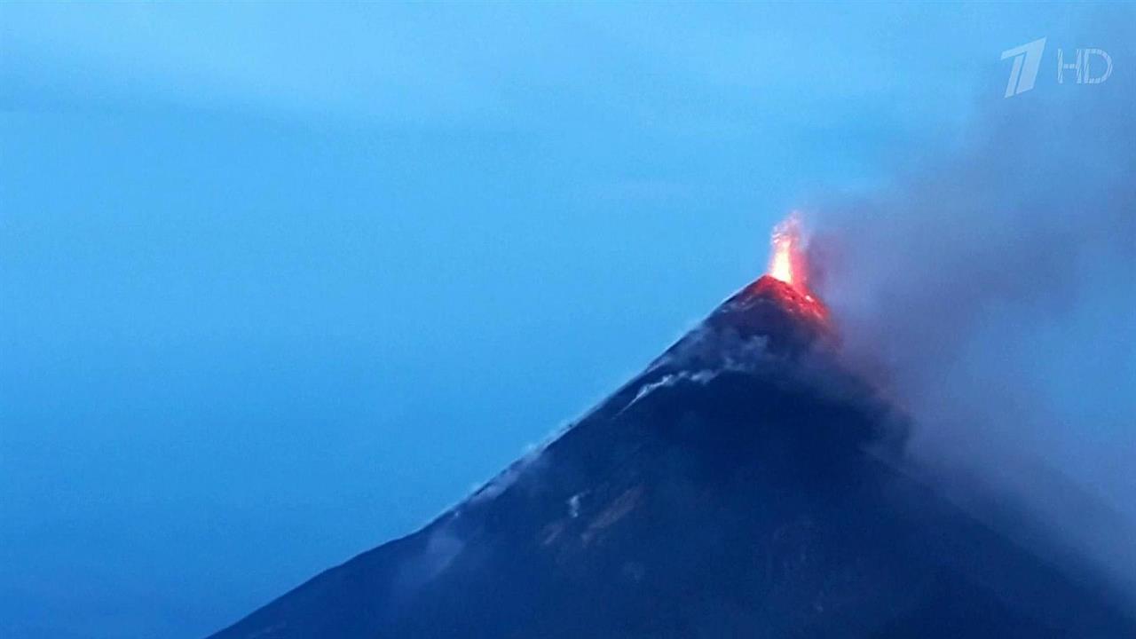 Жертвами извержения вулкана Фуэго в Гватемале стали 69 человек