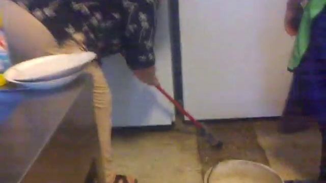 Начальник столовой на Трипольской ТЕС показывает как мыть полы:D смотреть онлайн