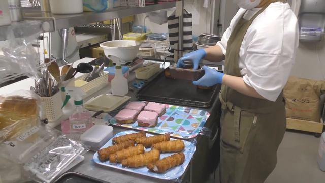 大量パン焼き上げラッシュ！朝8時から常に焼き立てが食べられる人気パン屋に密着！札幌市「BAKERY Coneru」 смотреть онлайн