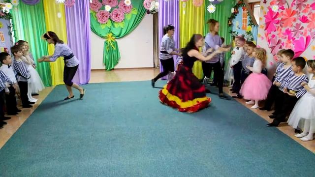 ТАНЕЦ ПИРАТОВ. ТАНЦУЮТ ВОСПИТАТЕЛИ детсад НЕБЕСНАЯ РАДУГА смотреть онлайн