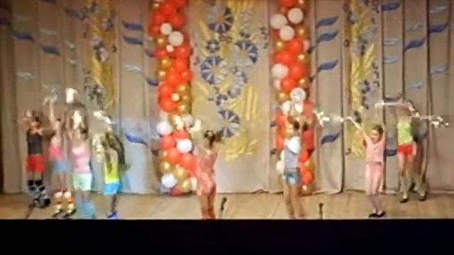 Танец детей под композицию "Потанцуй" сл.и муз. Августа Клабукова смотреть онлайн