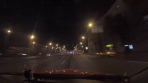 Гонка на Дороге быстрая езда  среди потока машин