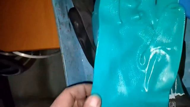 Тест профессиональных перчаток для работы с кислотами щелочами растворителями Керосин обезжиривател смотреть онлайн