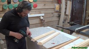 Деревянное глухое окно.