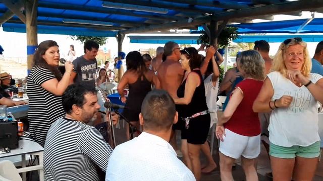 Arachi flamenco cantando despacito en el Chiringuito la Golondrina de Vera Playa смотреть онлайн