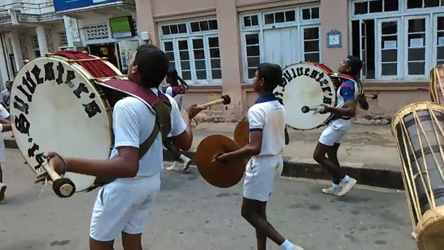 Кто шагает дружно, в ряд? Шри-Ланкийский музотряд!