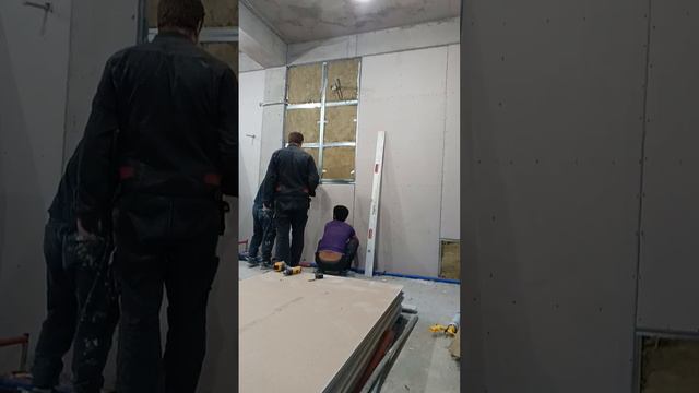 Специалисты занимаются профессиональным ремонтом. смотреть онлайн