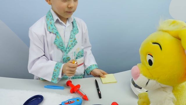Машинка Скорая Помощь и Доктор Даник - Лечим собачку Фокси, Винни Пуха и его друзей. Для детей смотреть онлайн
