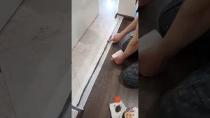 Порожек из силикона между плиткой ПВХ кварцвинил и керамогранитом