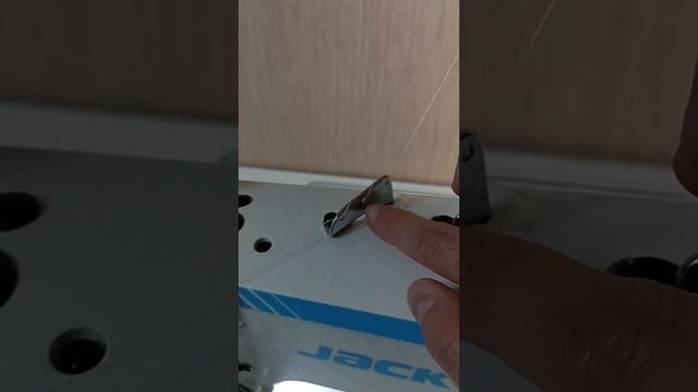 Заправка верхней нити по заводской инструкции на JACK F5 (рестайлинг F4) смотреть онлайн