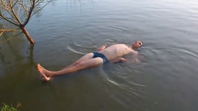 человек на воде как на диване :) шокирует смотреть онлайн