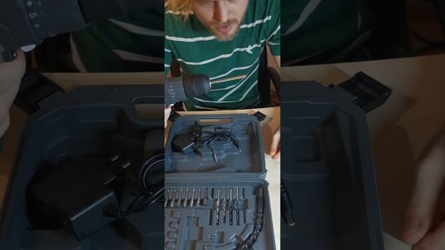 Распаковка  дрели-шуруповерта от бренда ЯНДЕКС NOCORD.