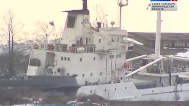 Снятое с мели в Кронштадте судно «Сириус» направляется в порт (14 марта 2016 года) смотреть онлайн