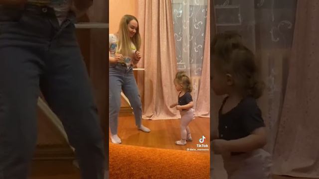 когда ребёнок танцует с мамой так мило 😘, ставь лайк если понравилось видео и подписка смотреть онлайн