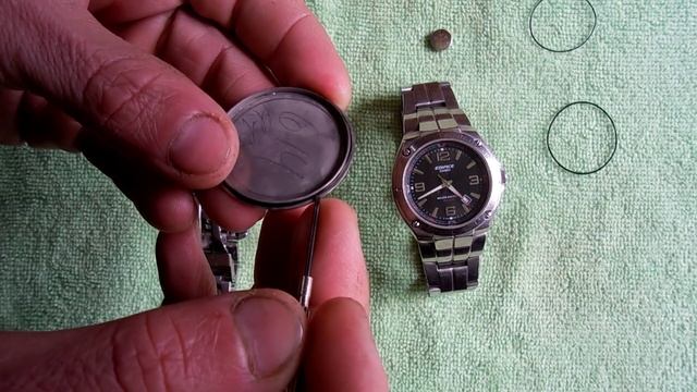 Замена батарейки в часах. КАК ОТКРЫТЬ КРЫШКУ ?