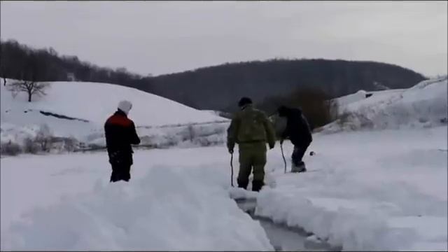 Установка сетей зимой на пруду смотреть онлайн