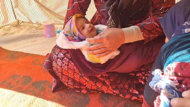 Massoud went to the neighbors for food for her family смотреть онлайн